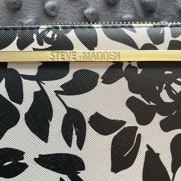 COPY - Steve Madden Wristlet - Picture 3 of 3